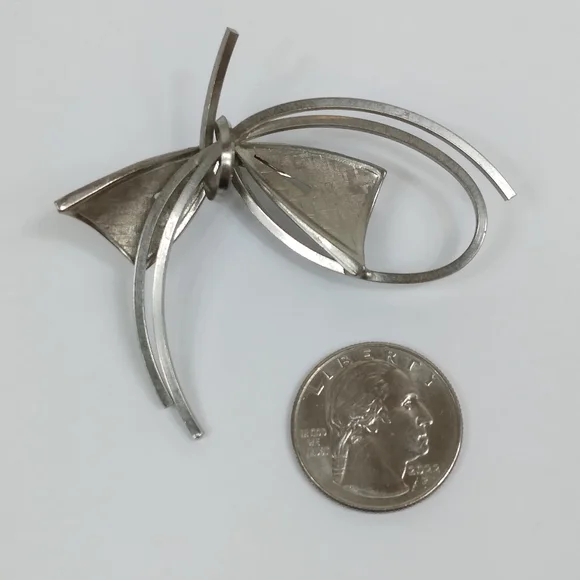 Vintage Bow Swirl Brushed Silver Tone Metal Brooch - Picture 2 of 7